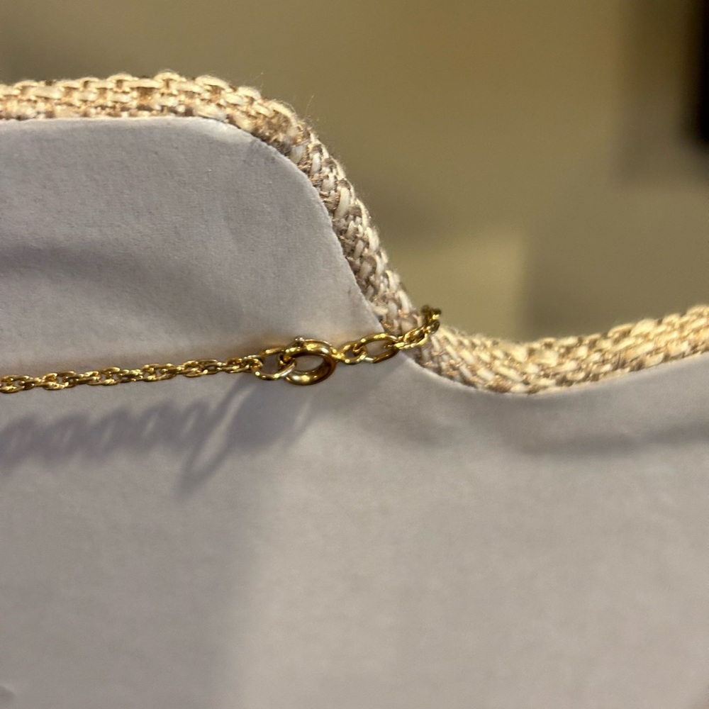 Avon Frosted Lead Crystal Fan Pendant Gold Tone Necklace - Picture 3 of 4